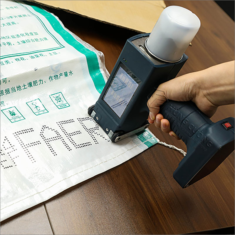 9. May-in-phun-ma-ky-tu-size-lon-cam-tay-al-16